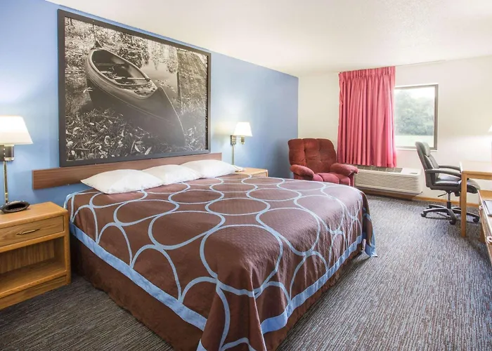 Super 8 By Wyndham Monmouth Il Hotel