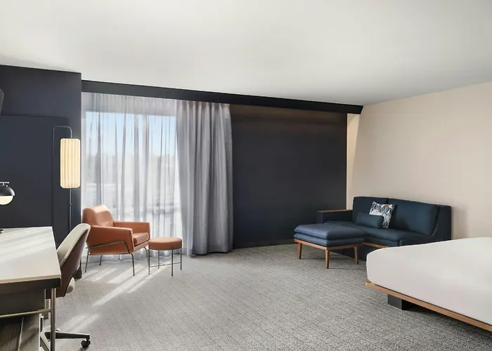 Courtyard By Marriott Milwaukee Brookfield At Poplar Creek Hotel
