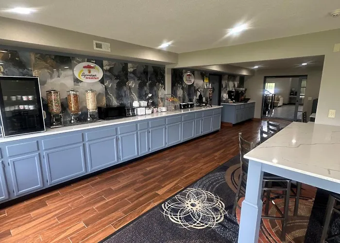 Super 8 By Wyndham Lake Of The Ozarks Eldon