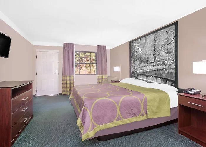 Super 8 By Wyndham Austell/Six Flags Hotel