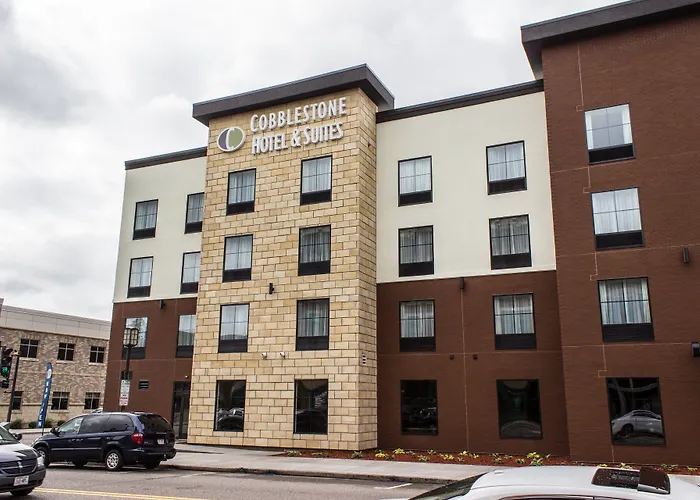 Cobblestone Hotel & Suites - Chippewa Falls